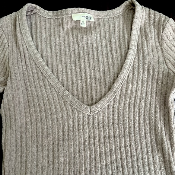 Aritzia Wilfred Free V Neck Long Sleeve Crop Top - Picture 3 of 7
